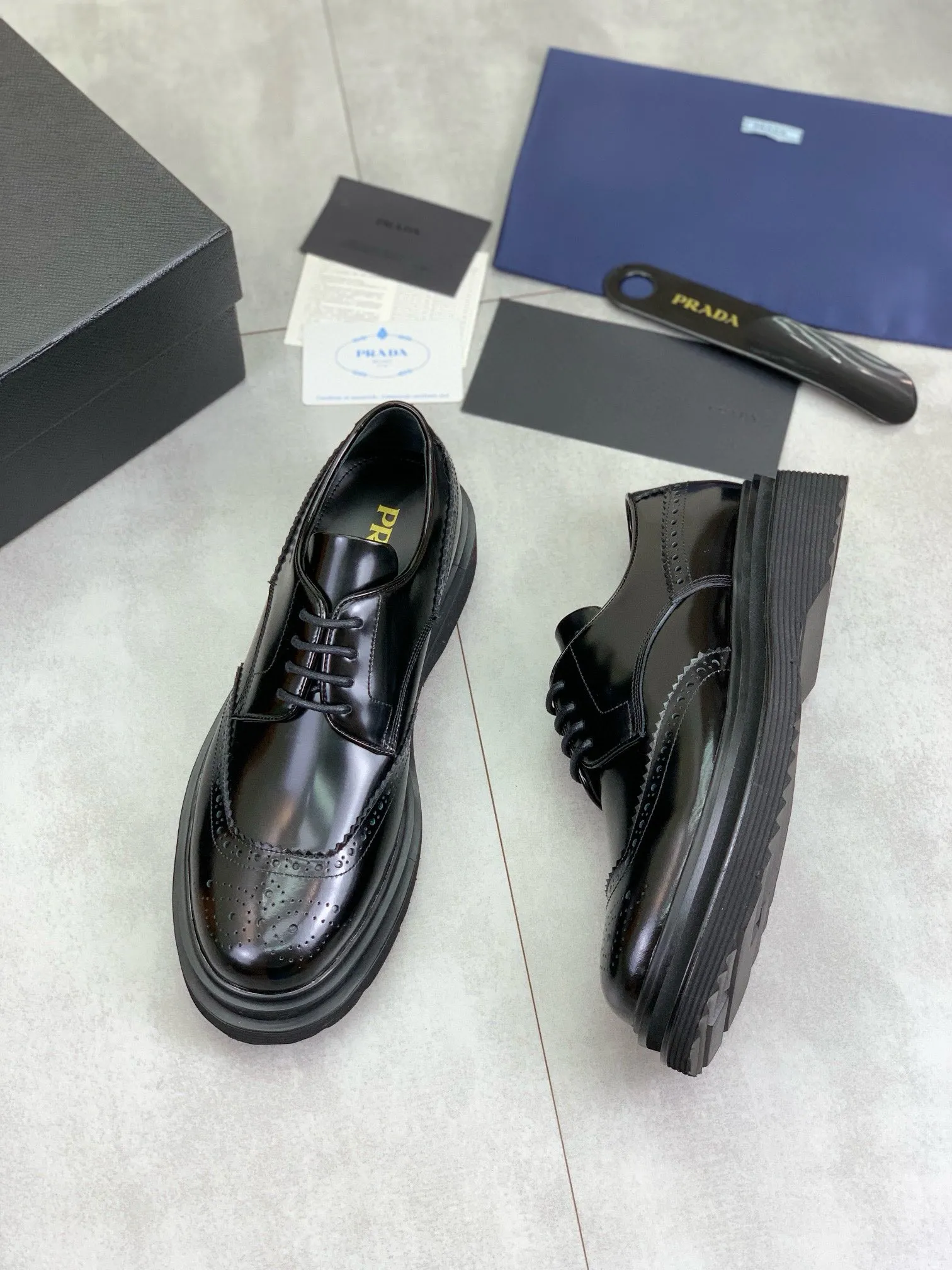 Factory price P880 💰Original quality, top version🔱 ＰＲＡＤＡPrada. Men's business casual leather shoes, top quality products. 1:1 shipment⬆️Luxurious and noble👞All imported original brand fabrics, just to create a more comfortable wearing experience. Upper: Original comfortable open edge bead-rubbed calf leather➕Top imported water-dyed full cow lining, original lightweight and comfortable TPU foam combination bottom✔️Code number: 39-44 (38.45 can be customized)